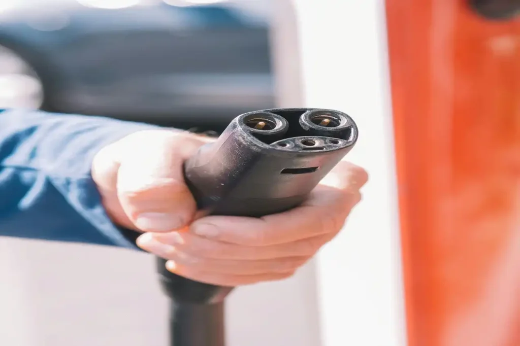 Conector de carga para vehículos eléctricos e híbridos