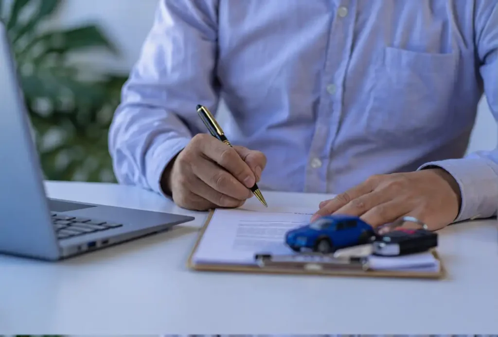 Conductor llenando los formularios de acuerdo a las normativas de homologación de vehículos